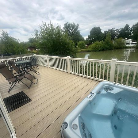 Luxury Lakeside Lodge L2 With Hot Tub Situated At Tattershall Lakes Country Park Екстериор снимка