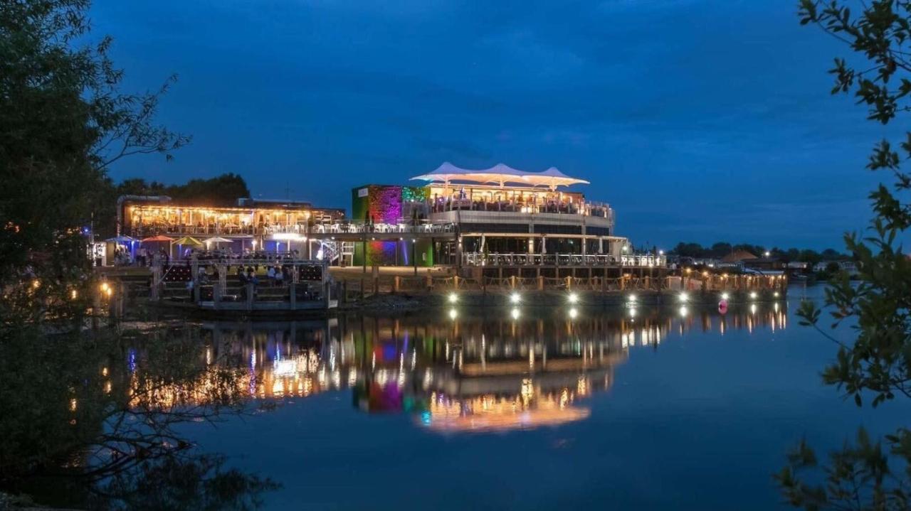 Luxury Lakeside Lodge L2 With Hot Tub Situated At Tattershall Lakes Country Park Екстериор снимка