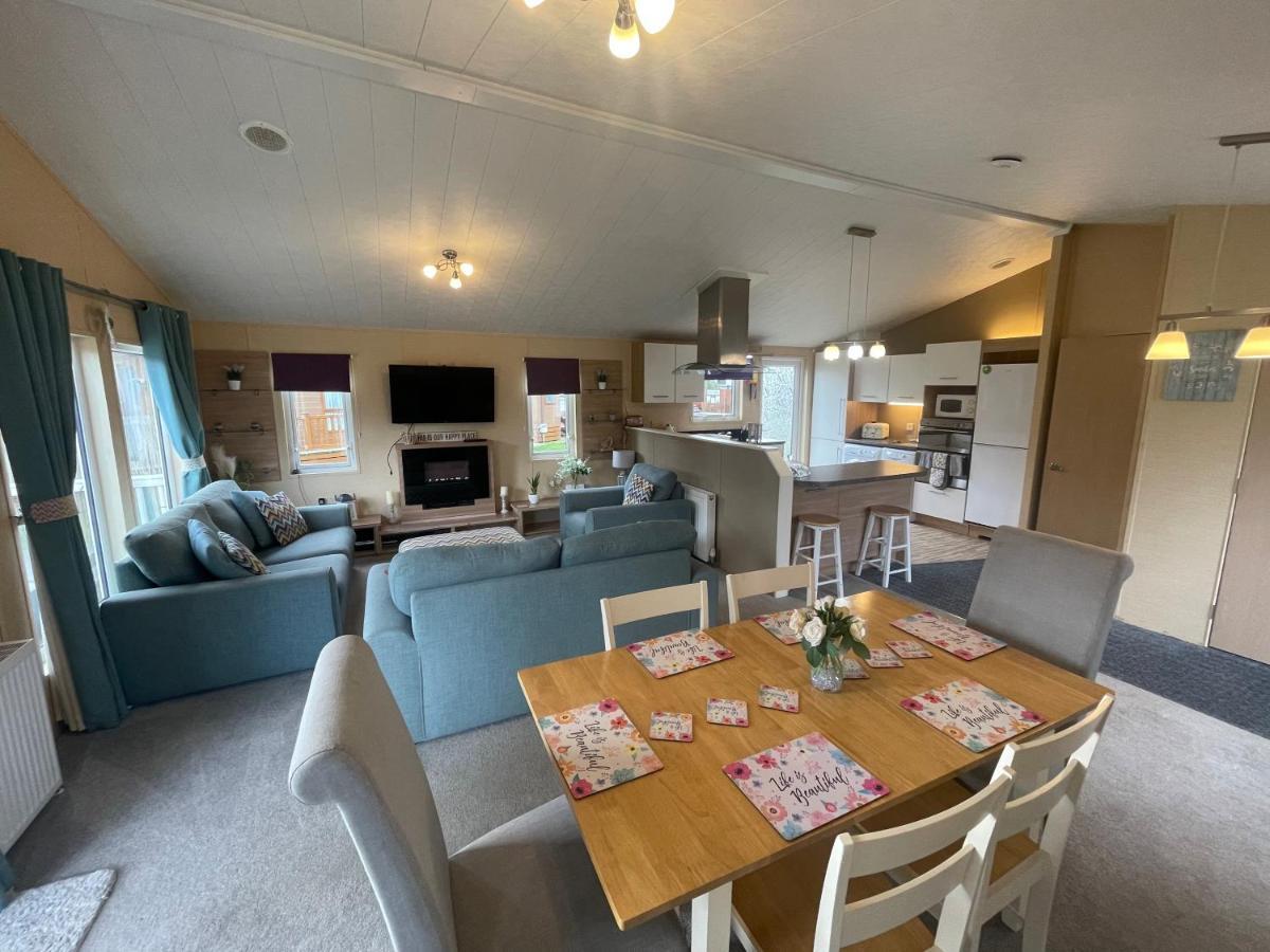 Luxury Lakeside Lodge L2 With Hot Tub Situated At Tattershall Lakes Country Park Екстериор снимка