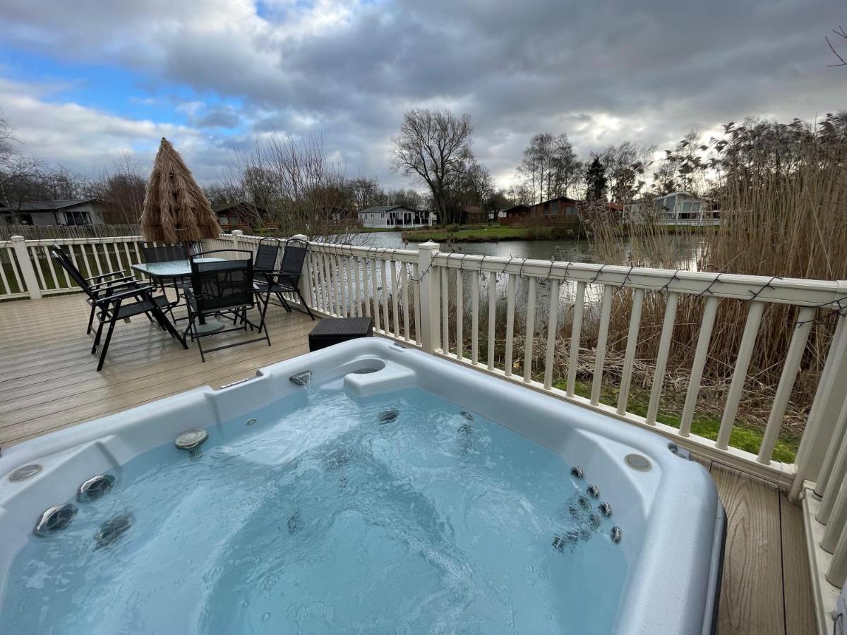 Luxury Lakeside Lodge L2 With Hot Tub Situated At Tattershall Lakes Country Park Екстериор снимка