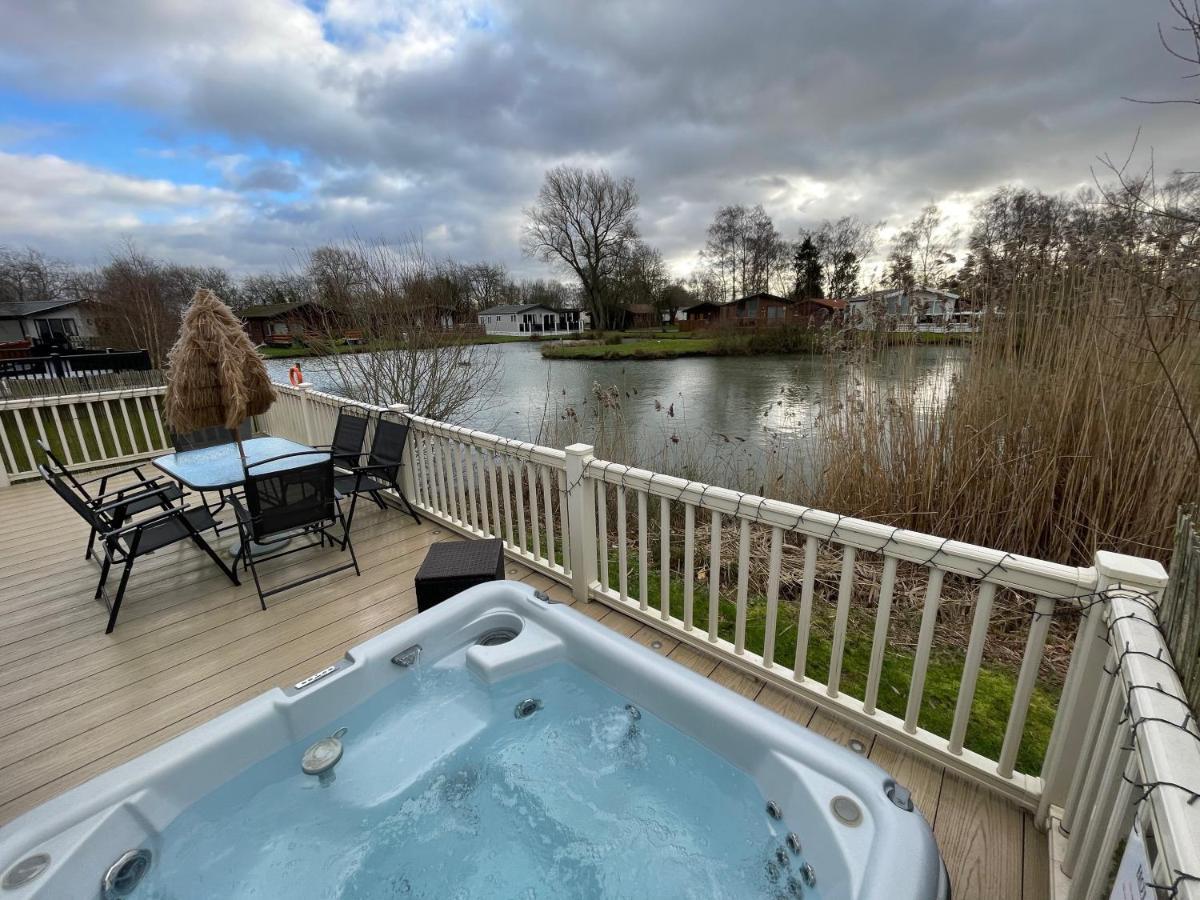 Luxury Lakeside Lodge L2 With Hot Tub Situated At Tattershall Lakes Country Park Екстериор снимка