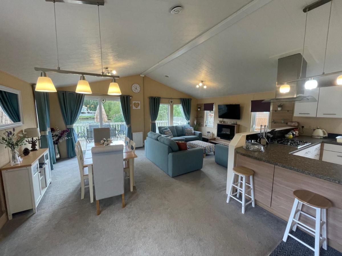 Luxury Lakeside Lodge L2 With Hot Tub Situated At Tattershall Lakes Country Park Екстериор снимка
