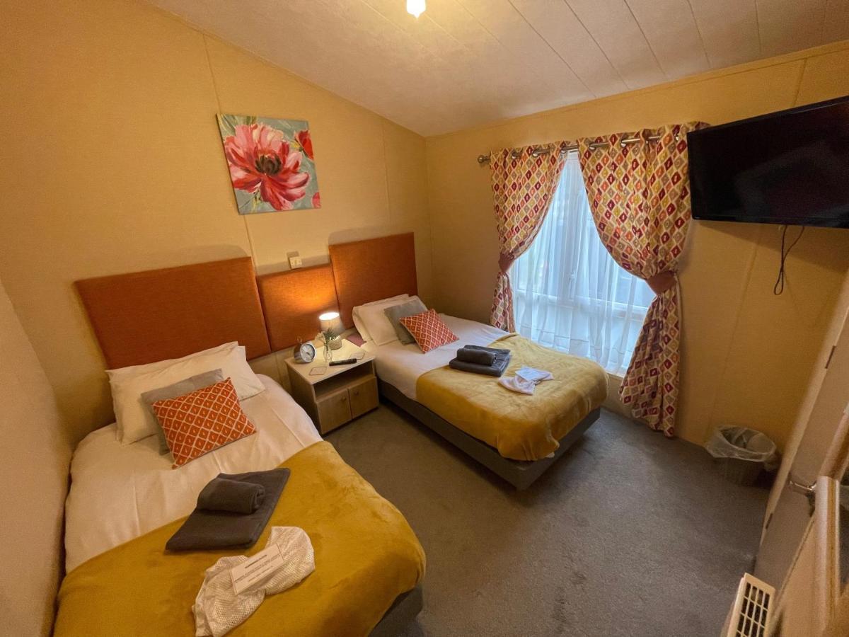Luxury Lakeside Lodge L2 With Hot Tub Situated At Tattershall Lakes Country Park Екстериор снимка