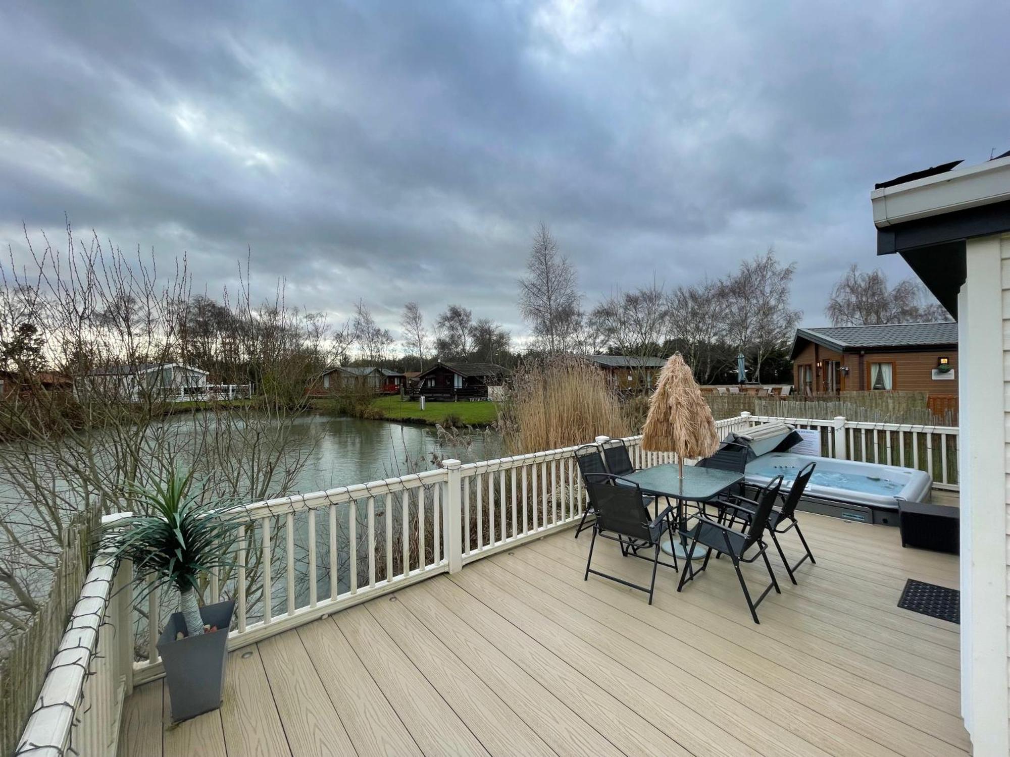 Luxury Lakeside Lodge L2 With Hot Tub Situated At Tattershall Lakes Country Park Екстериор снимка
