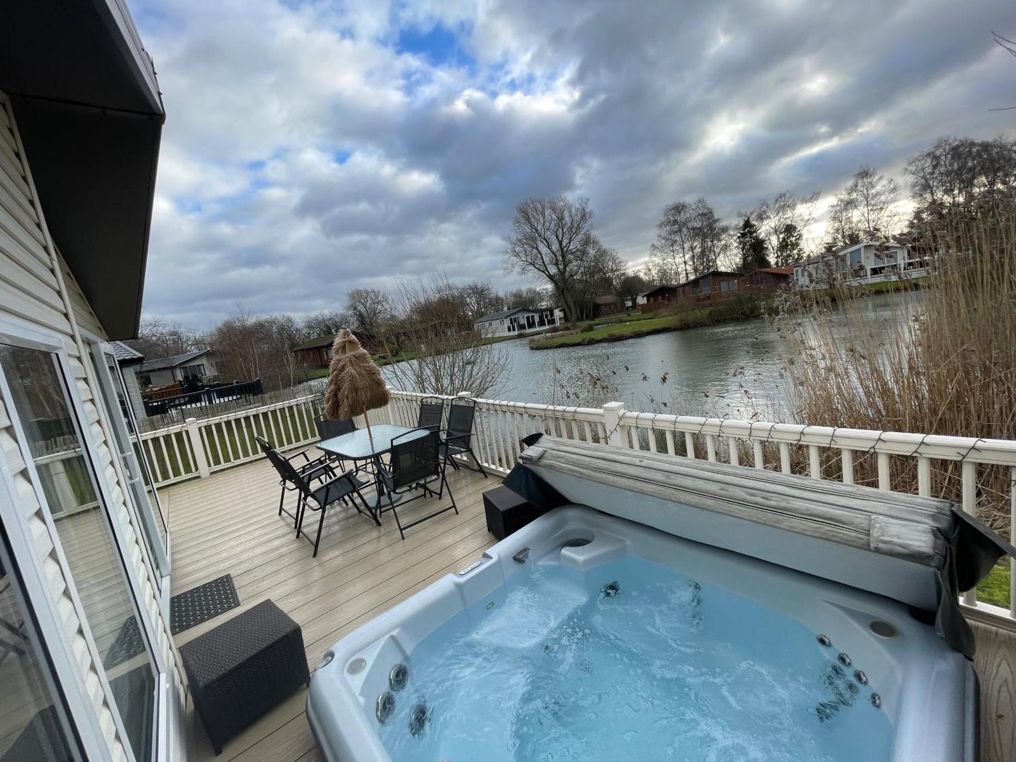 Luxury Lakeside Lodge L2 With Hot Tub Situated At Tattershall Lakes Country Park Екстериор снимка