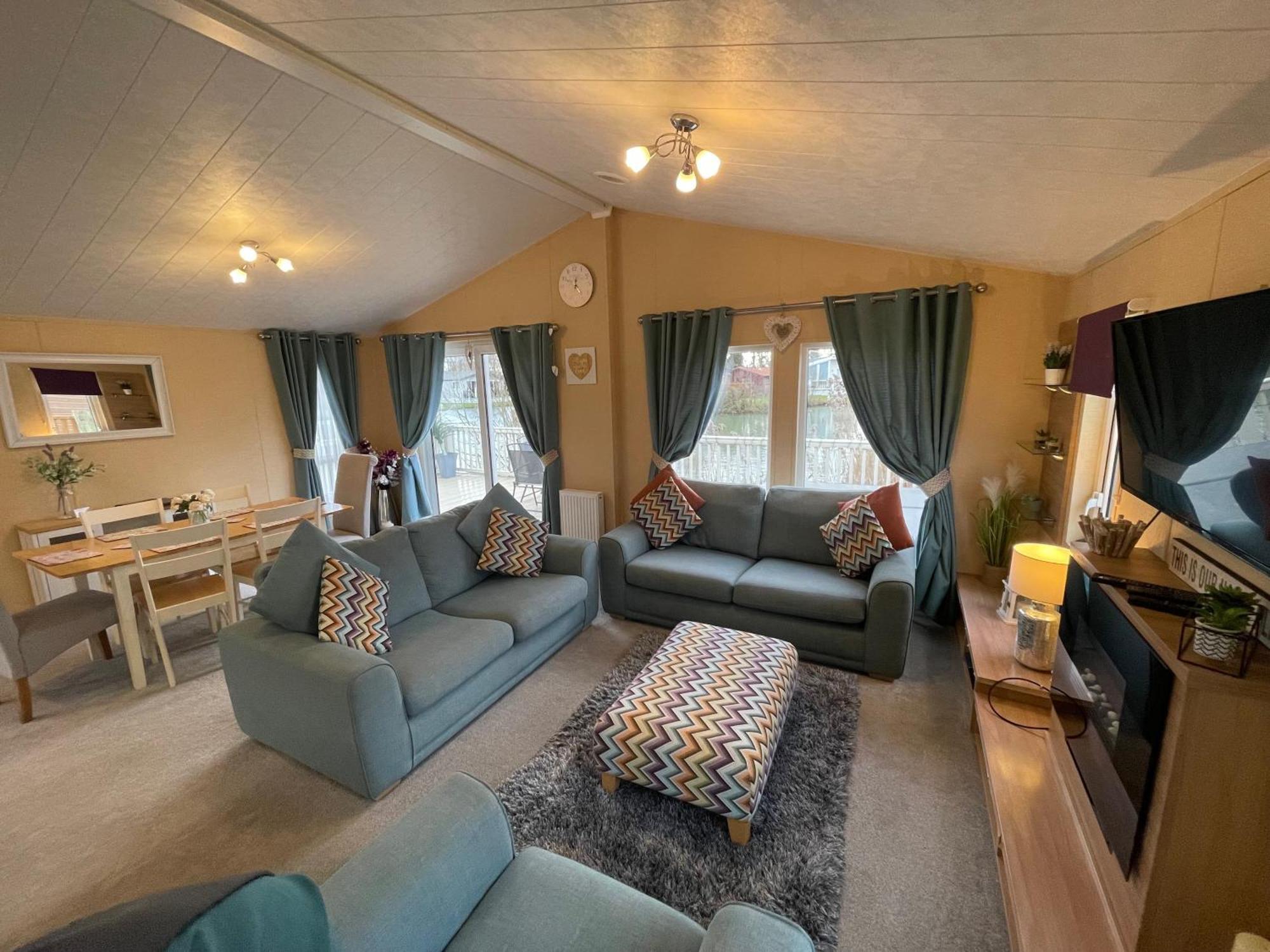 Luxury Lakeside Lodge L2 With Hot Tub Situated At Tattershall Lakes Country Park Екстериор снимка