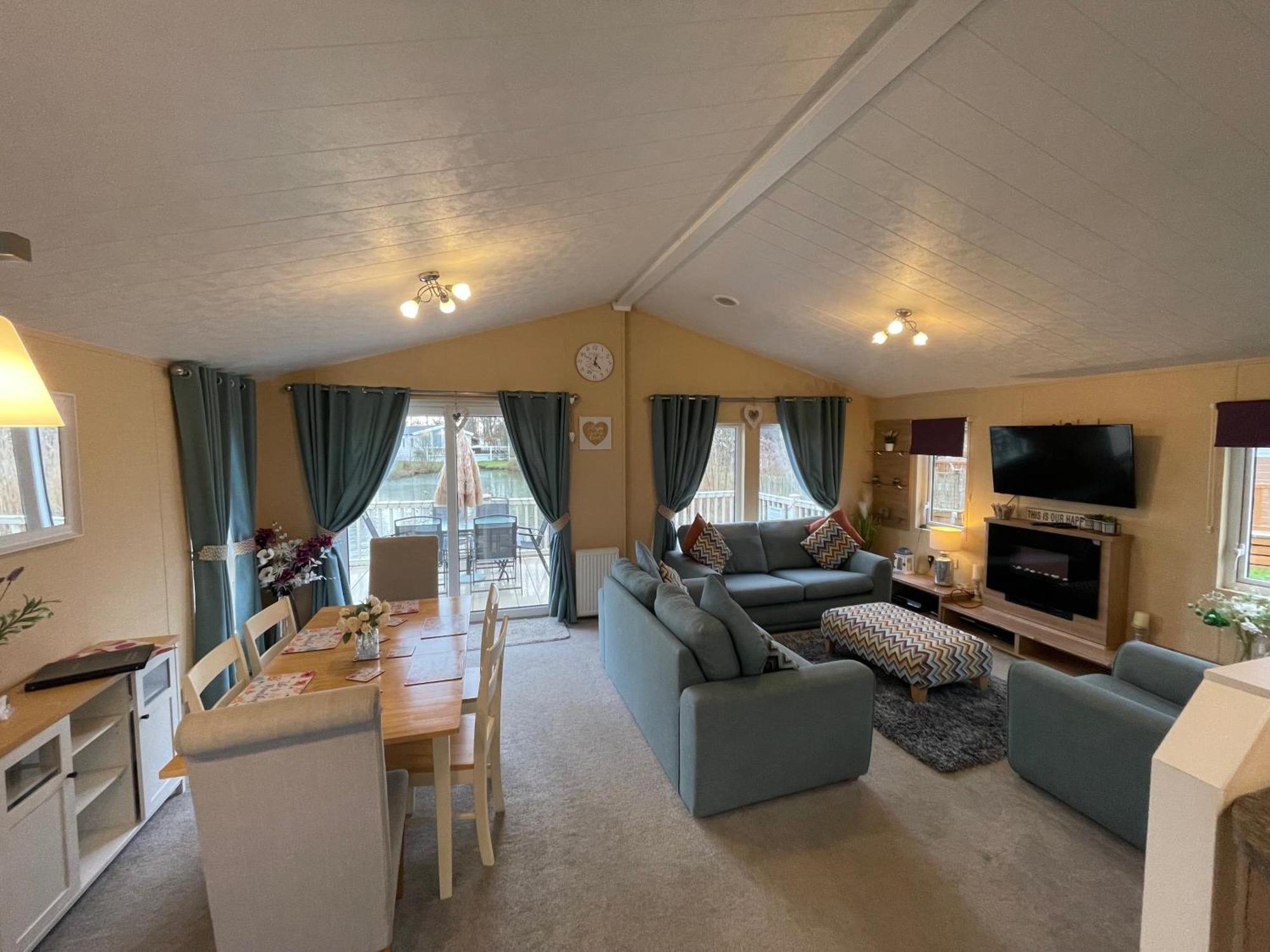 Luxury Lakeside Lodge L2 With Hot Tub Situated At Tattershall Lakes Country Park Екстериор снимка
