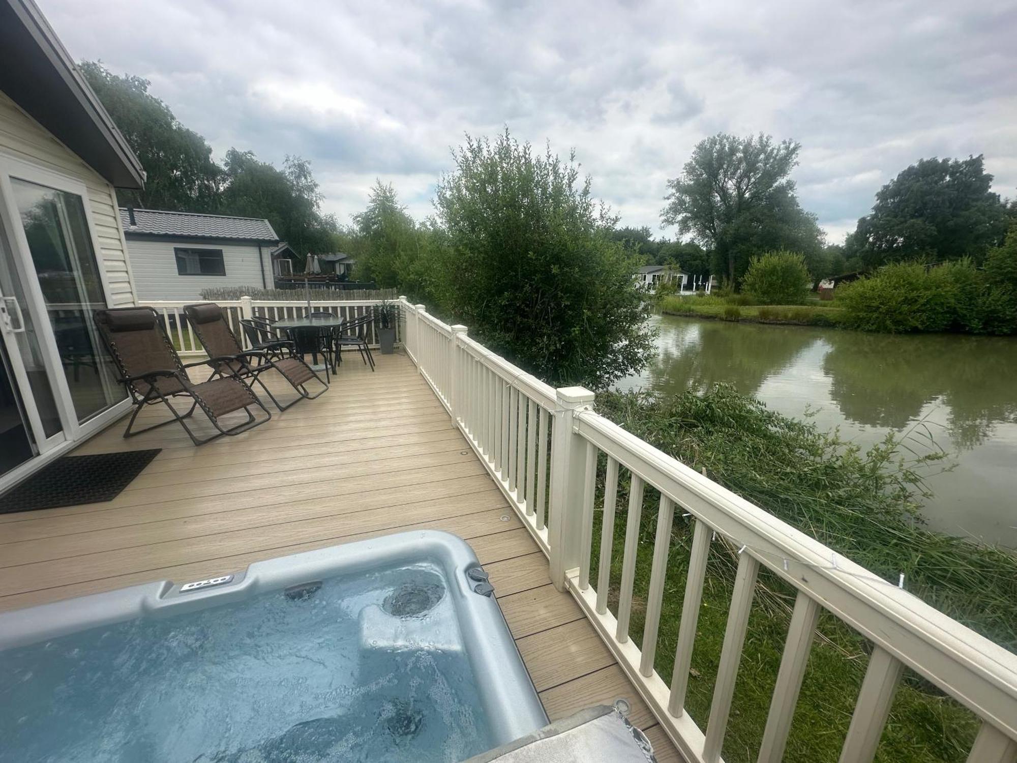 Luxury Lakeside Lodge L2 With Hot Tub Situated At Tattershall Lakes Country Park Екстериор снимка